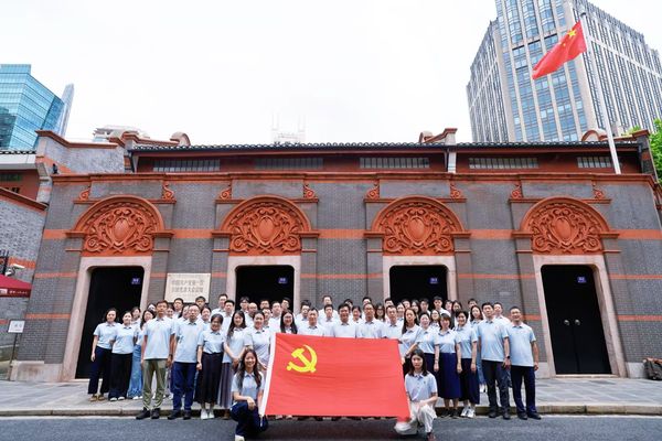 充分挖掘新时代伟大变革的实践育人价值