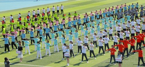 校体育运动委员会主任任新钢主持开幕式