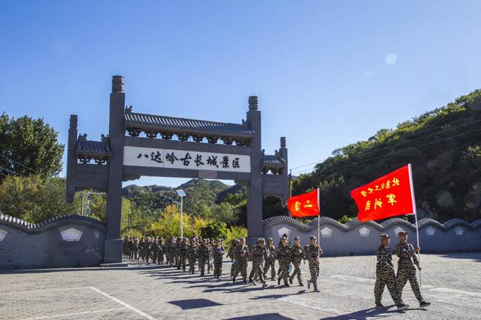 中途在八达岭古长城集结整顿