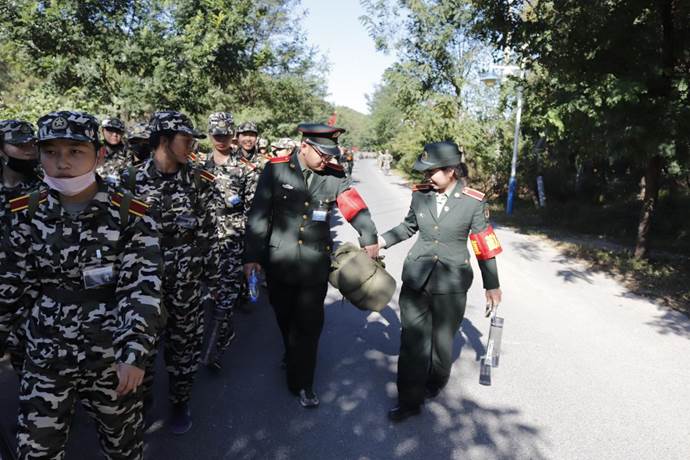 此次野外拉练经过沙石路面