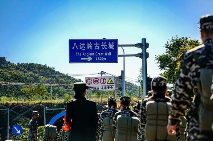 各连队依次出发