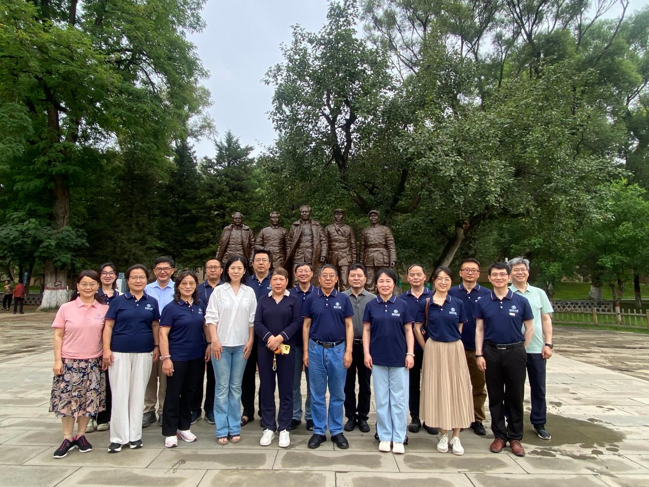 引导党外知识分子传承红色基因